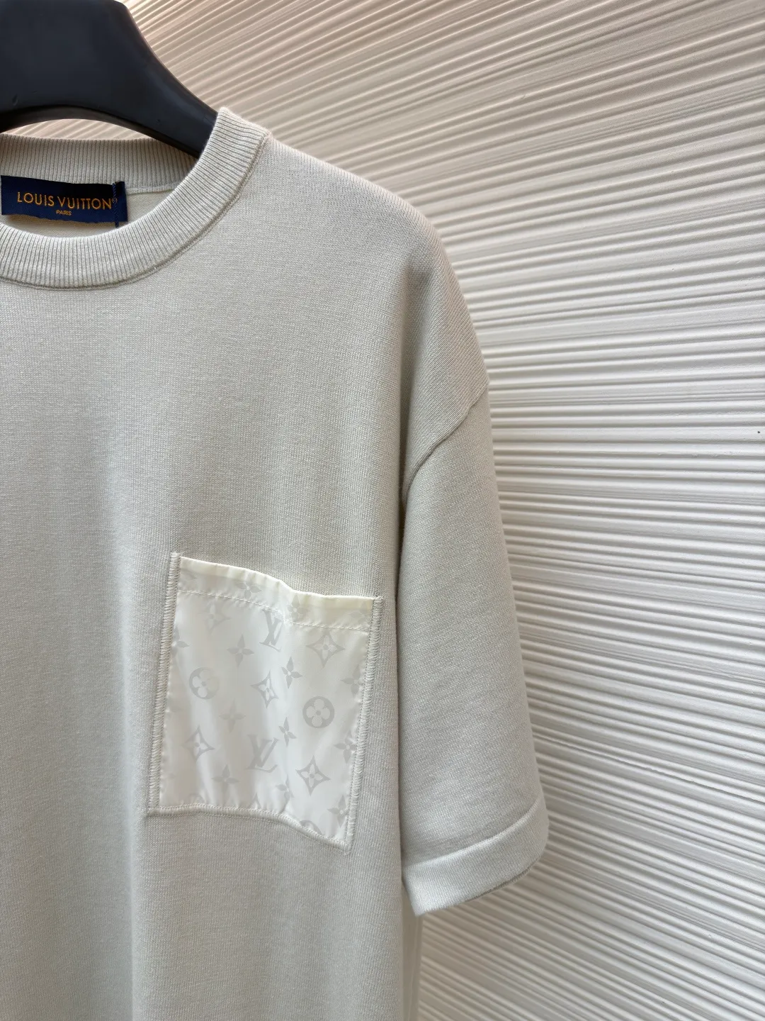 LOUIS VUITTON Pocket Intarsia Short Sleeves ●Original version: Purchased and developed for 10500 ●Item number: 1682521-A75 ●Fabric: cotton fabric ●Technology: printing production ●Color: light gray ●Version: fitted version ●Weight: about 325 grams ●Size: XS-S-M-L ●Description: This pocket jacquard T-shirt is made of high-end custom fabrics. It is soft and skin-friendly after pre-washing process. It is not easy to deform and fade. The off-white color is simple and versatile. The side pockets of the body are made of exquisite jacquard technology. The jacquard texture is three-dimensional and delicate, forming a texture contrast with the body base. The stitching of the pockets is straight and fine, strong and beautiful. The neckline is a classic round neck design, with double-needle reinforced edges and a custom-made threaded collar. It is durable and not easy to loosen. The overall shape is loose. Multiple sizes from XS to L cover different body shapes. Manual measurement error of ±3cm is within the normal range. The cuffs and hem are all seamed, and the details are exquisite. It is recommended to wash it gently and avoid violent machine washing and long-term soaking. It is suitable for daily commuting, casual outings and other wearing scenarios. The overall wiring is straight and delicate, the fabric is comfortable and soft, and the color is consistent without color difference. It can be matched with the same style to create a fashionable look and control various occasions. Customized accessories, complete with three standards, same style for men and women!